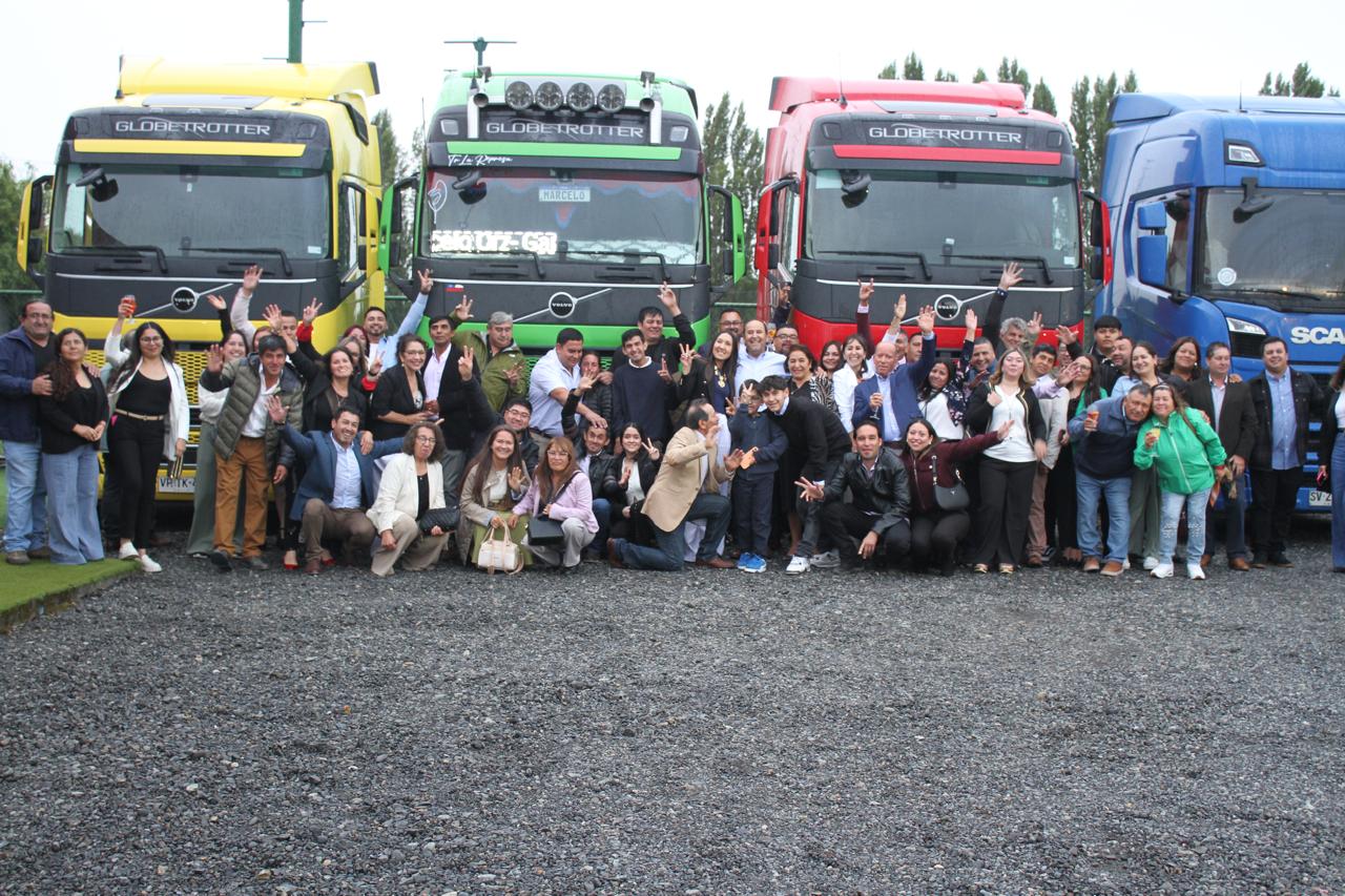 Equipo de Transportes La Represa celebra el cierre del año 2025 junto a su flota de tractocamiones Volvo Globetrotter