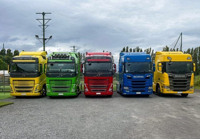 Tractocamión Scania en ruta nacional